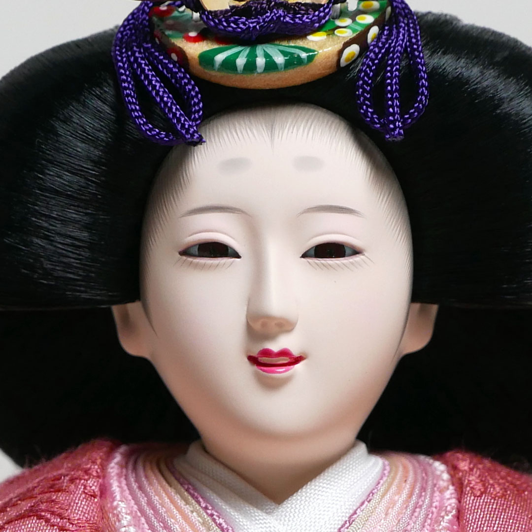 望月龍翠作 現代的な色づかいで古典文様を表現した衣装の雛人形木目金