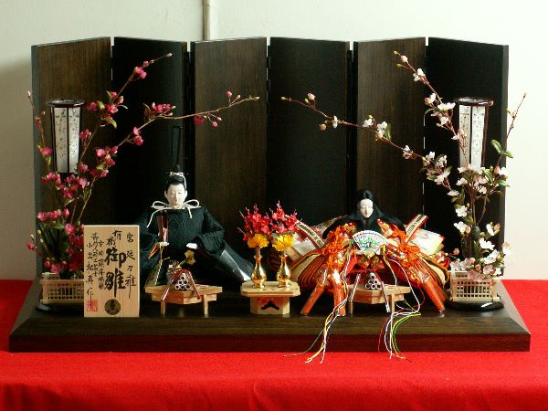 昔風の着せ付けをした、流れるような髪型が特徴の松寿工房の雛人形親王