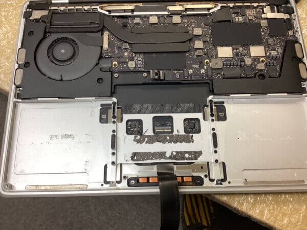 MacBook Pro 2020のバッテリー交換 - パソコン修理・データ復旧・設定