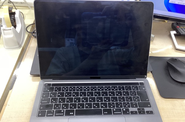 MacBookの画面が真っ暗?電源が付いているのに映らない原因と対処法