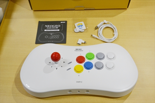 NEOGEO Arcade Stick Pro」の使用方法とプレイフィールを紹介。NEOGEO