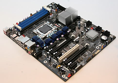 Intel，「Core i7」対応のハイエンドX58マザーボード「Smackover」を公開