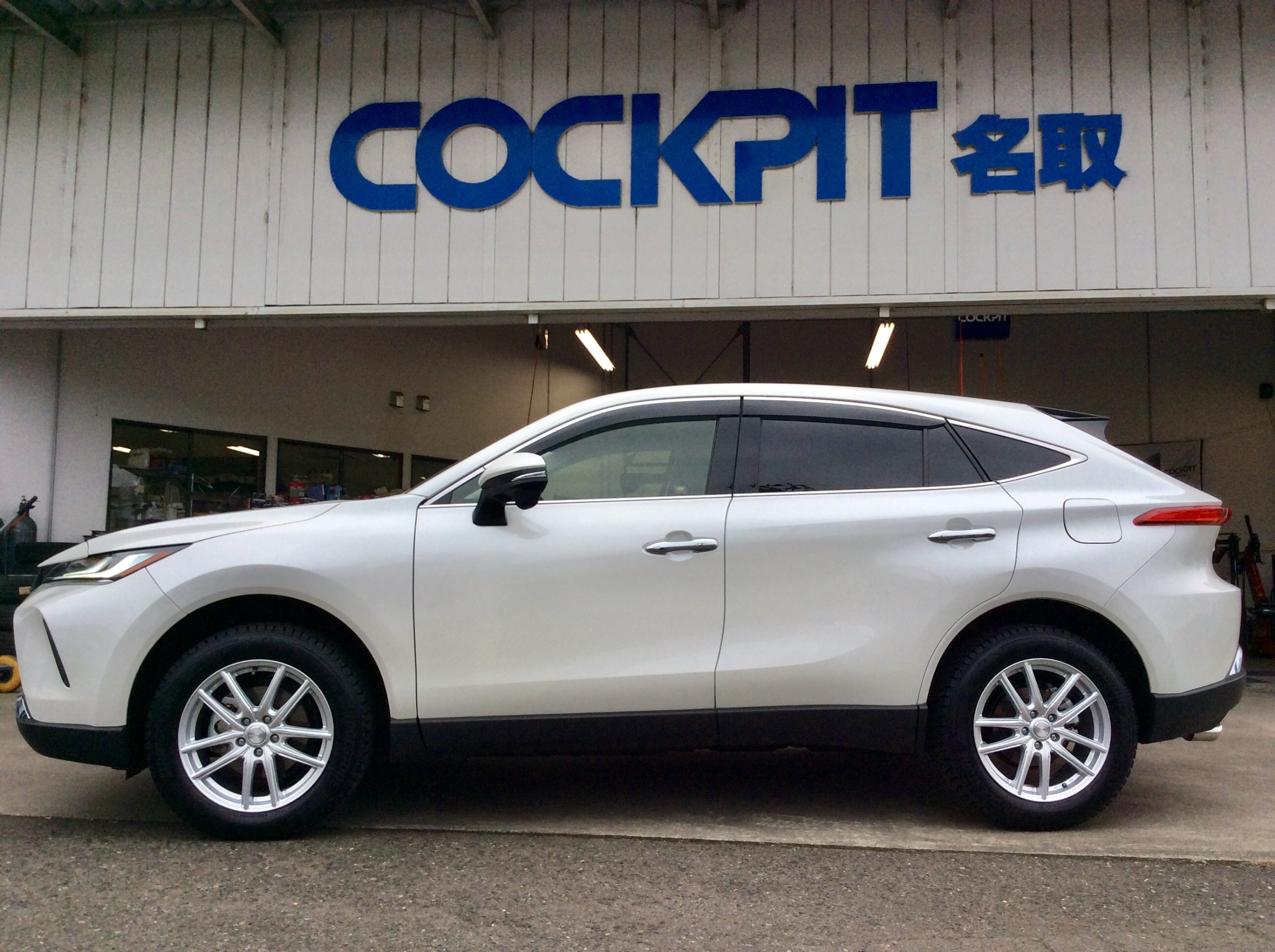 ハリアー スタッドレスタイヤ＆アルミホイール装着！ | スタッフ日記