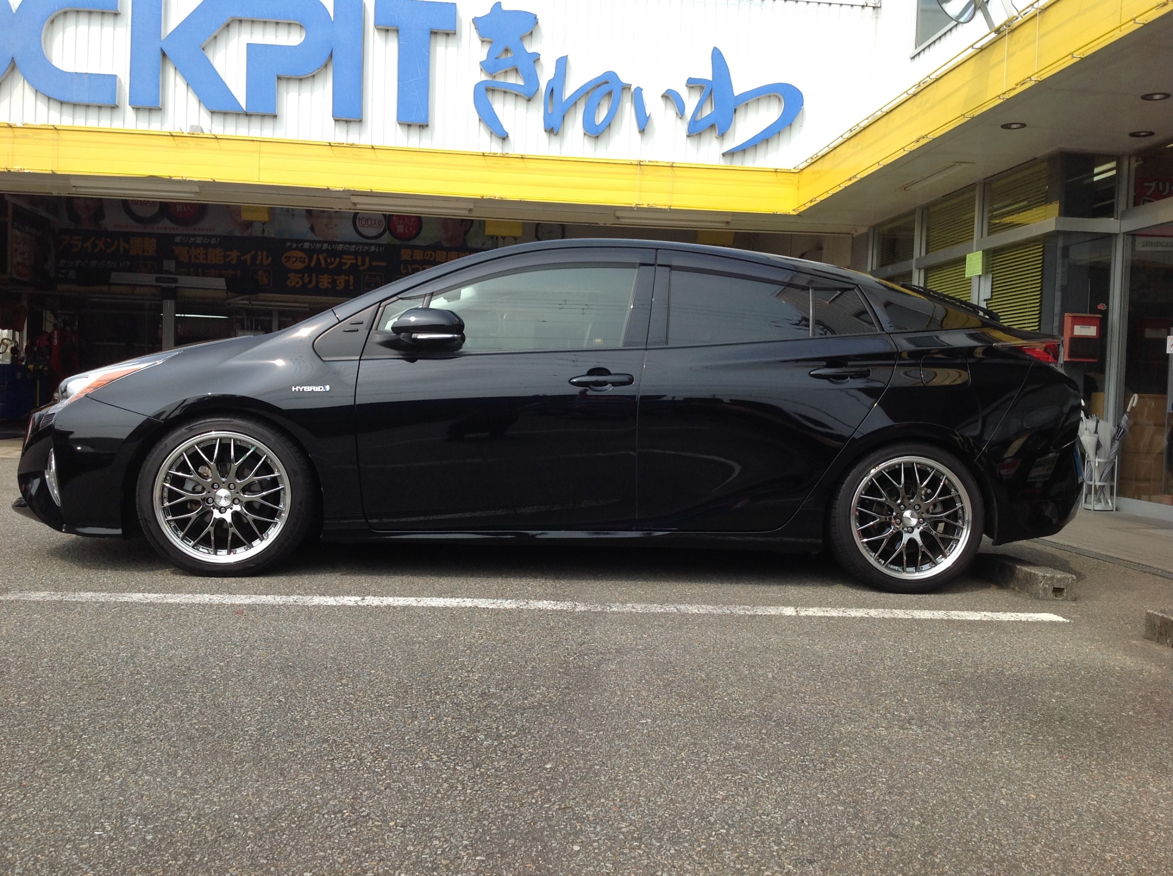 ZVW50プリウスさん、TEIN FLEX A 車高調装着です～♪ | トヨタ