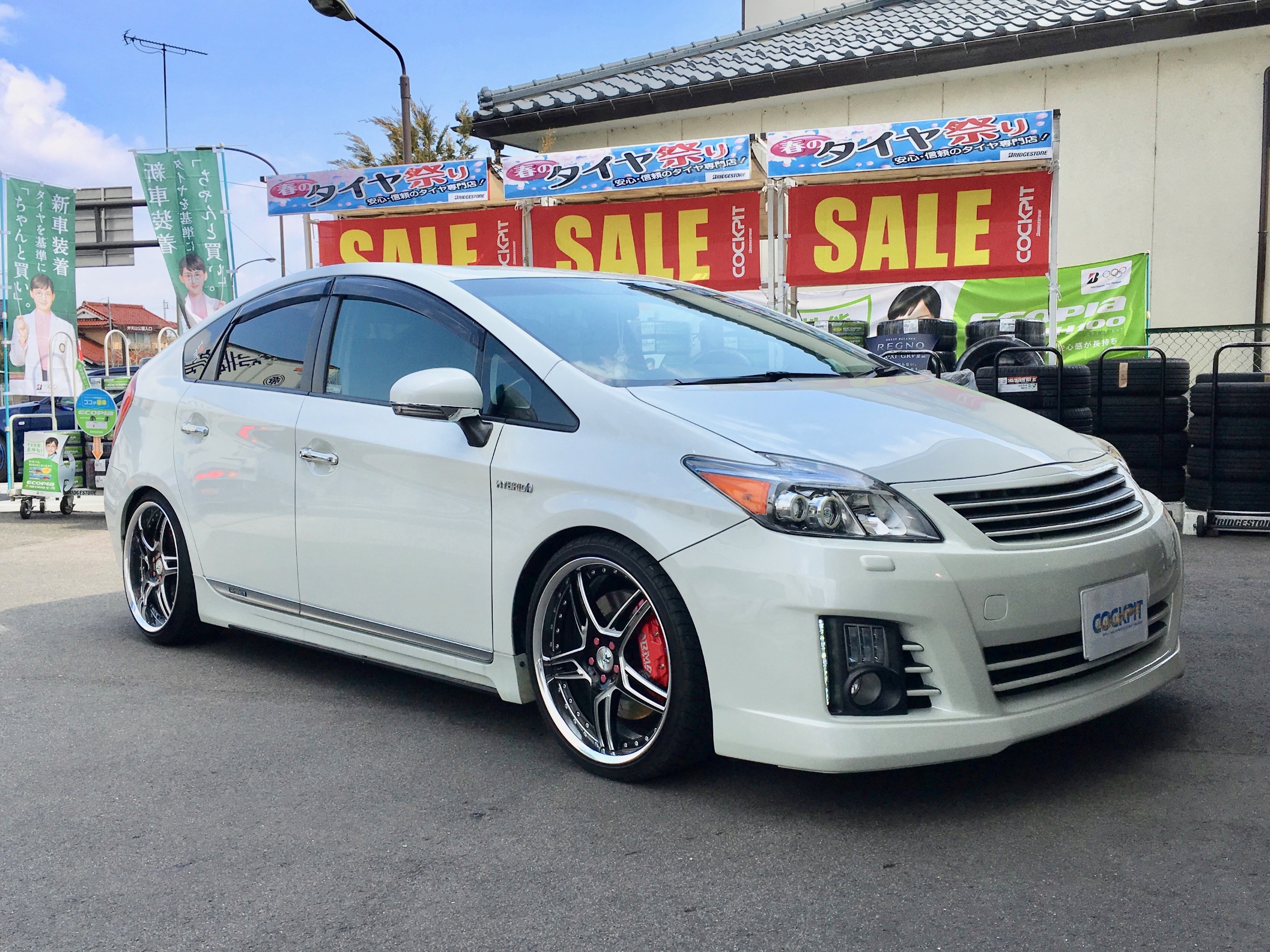 ZVW30・トヨタ・プリウスにJ-LINE・AXLE KIT PREMIEREでピサの斜塔を