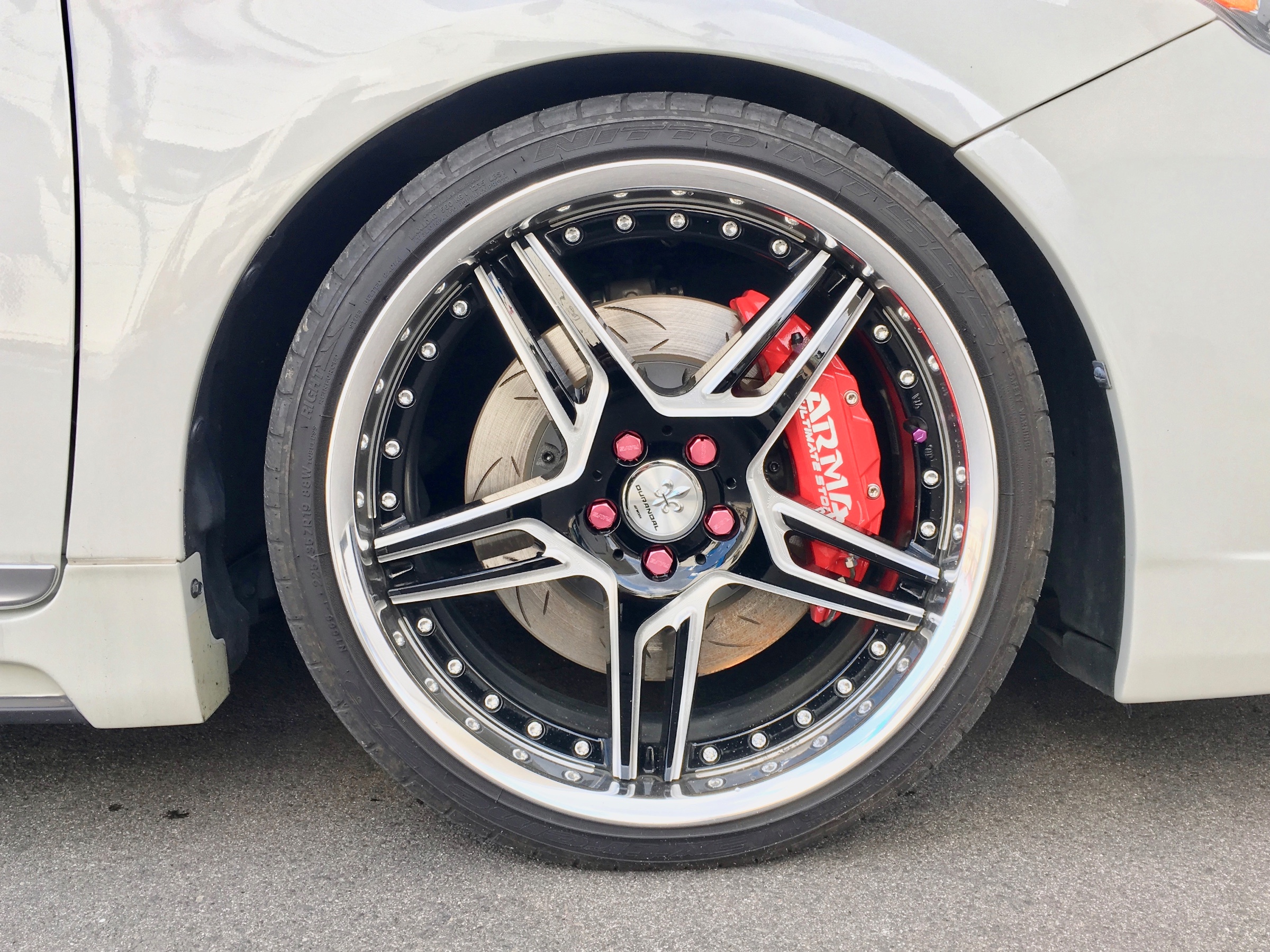 ZVW30・トヨタ・プリウスにJ-LINE・AXLE KIT PREMIEREでピサの斜塔を