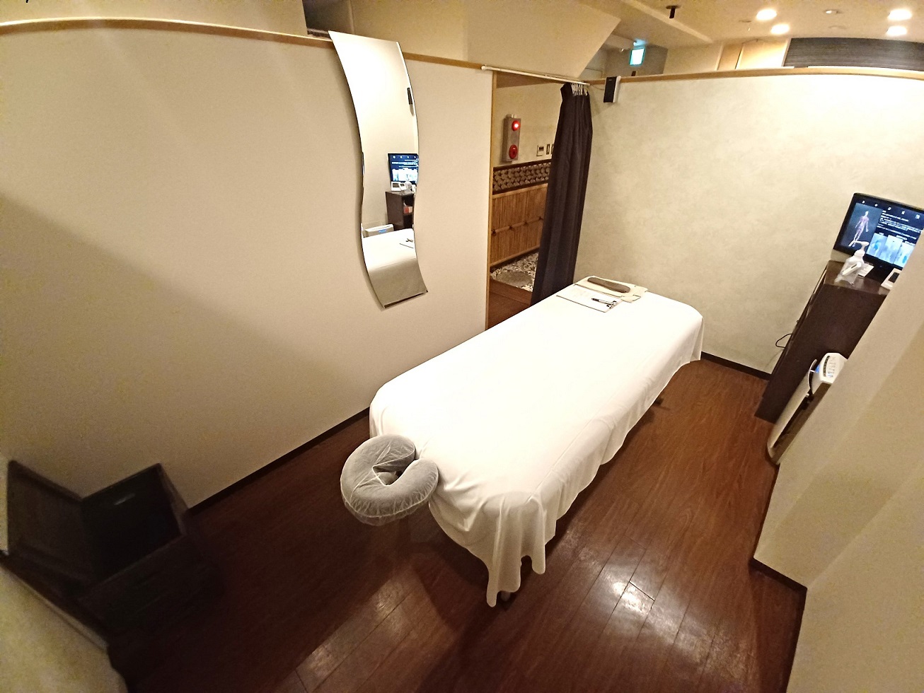 全室、アースライト社製マッサージベッドを使用。