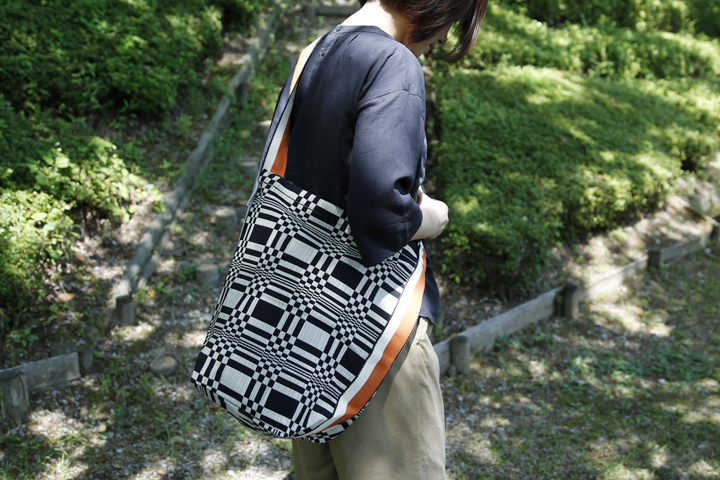 ちょうど良いサイズ感。ヨハンナ・グリクセンの「テトラショルダー」を