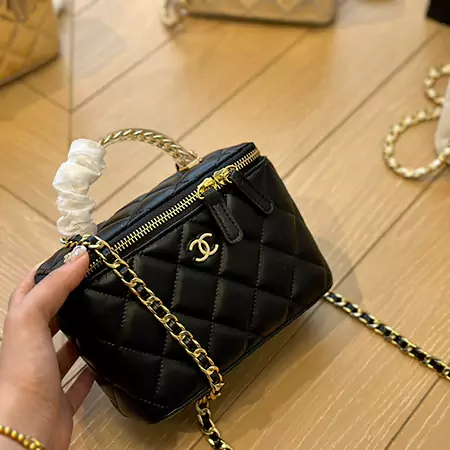 シャネル チェーンバッグ バニティ型 chanel 少女 クラッチバッグ 海外販売