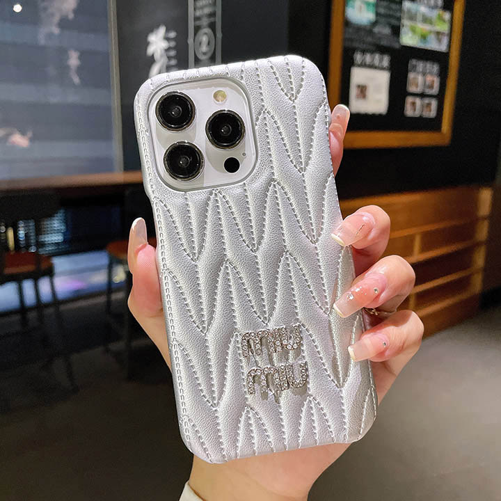 豪華 ミュウミュウ iPhone15 スマホケース 女性力満点 miumiu
