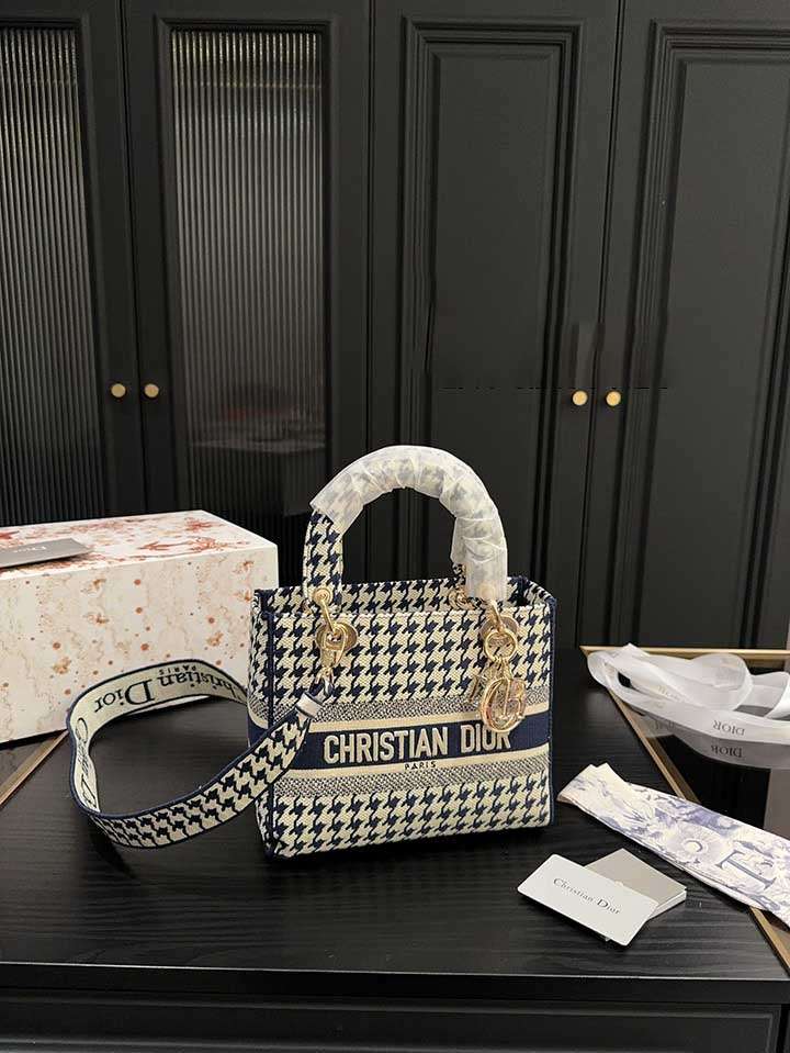 ディオール 戴妃バッグ ショルダーストラップ 着脱しやすい ブランド