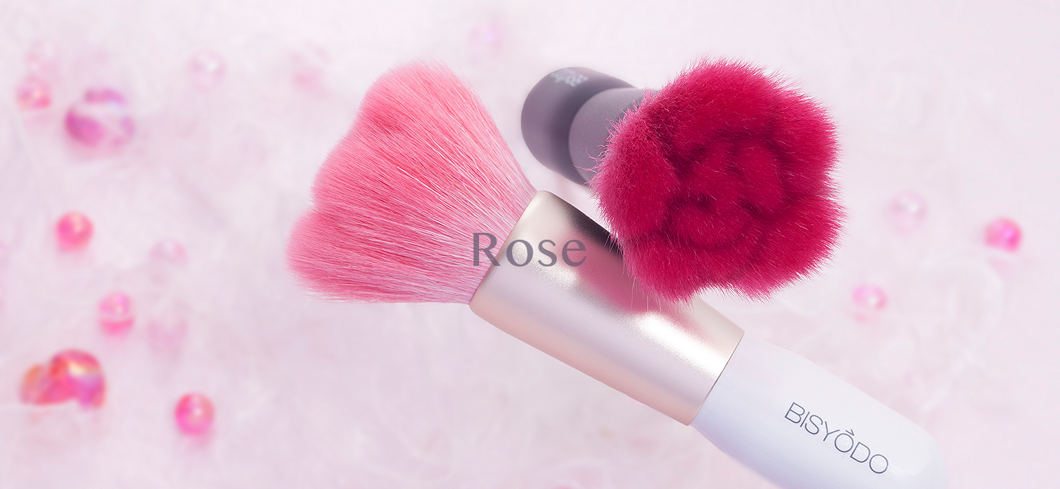 パウダーブラシ Rose（ローズ）。メイクを綺麗に仕上げる薔薇の花