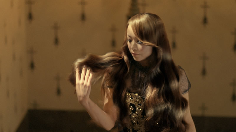 安室奈美恵がライオンを従え古城へ、コーセー「オレオドール」CMに出演