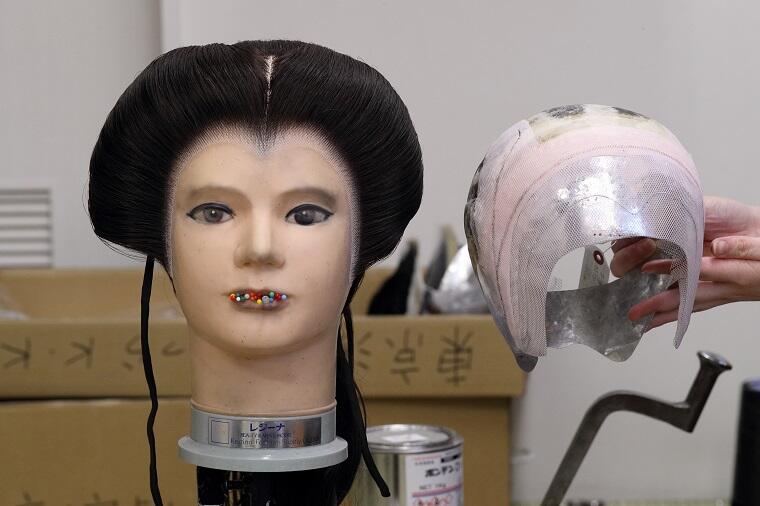 銅を叩き、一本一本毛を植えて。昔ながらの歌舞伎の鬘作り | CEMEDINE