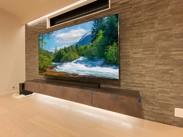 愛知県みよし市で65インチ液晶テレビ(65Z740XS)を上下左右可動式金具