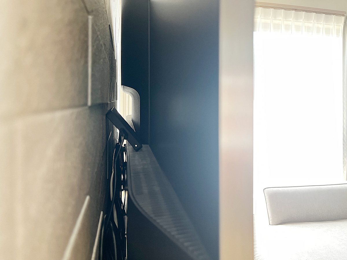 岐阜県可児市でエコカラット壁(ラフクォーツ)に65インチXLEDテレビ(4T