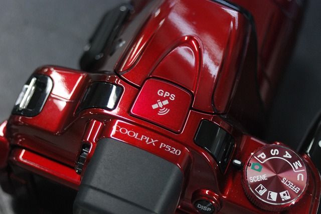 中古品入荷情報】望遠撮影を快適に楽しめる赤いヤツ！ニコンの