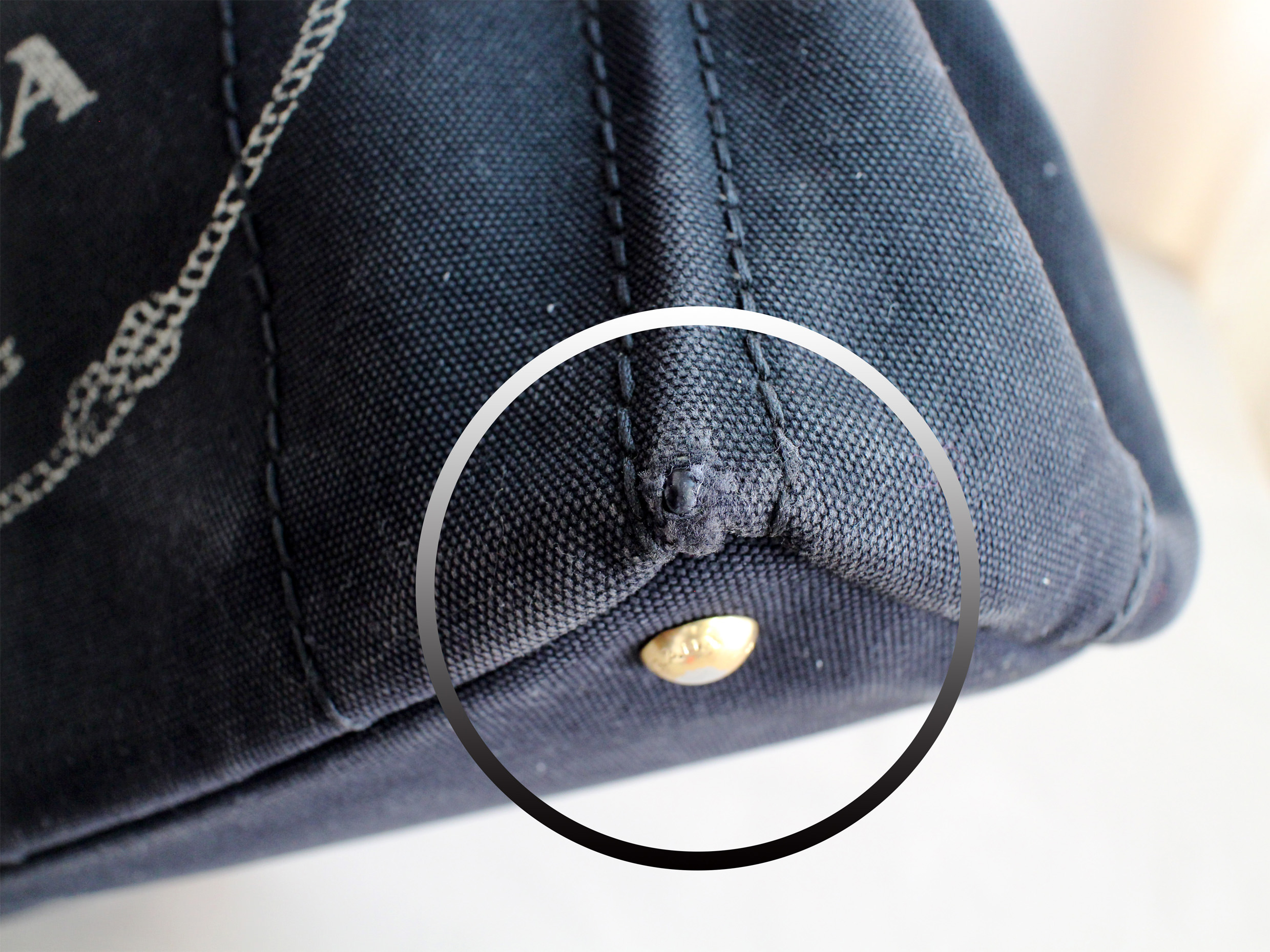 プラダ カナパ（ブラック）の四つ角破れ修理ビフォー&アフター | 高級