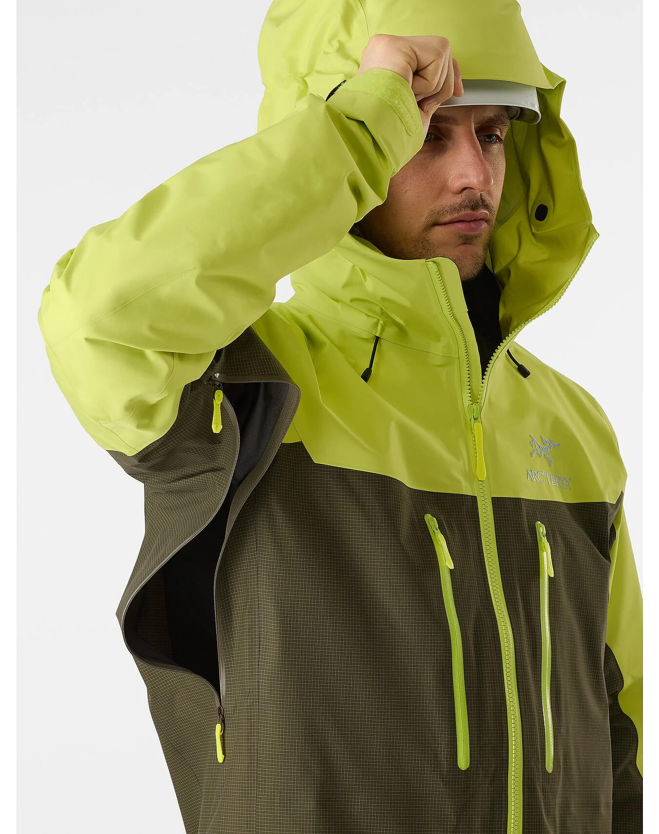 驚きの薄さと軽さで再設計されたアークテリクスの万能アルパイン