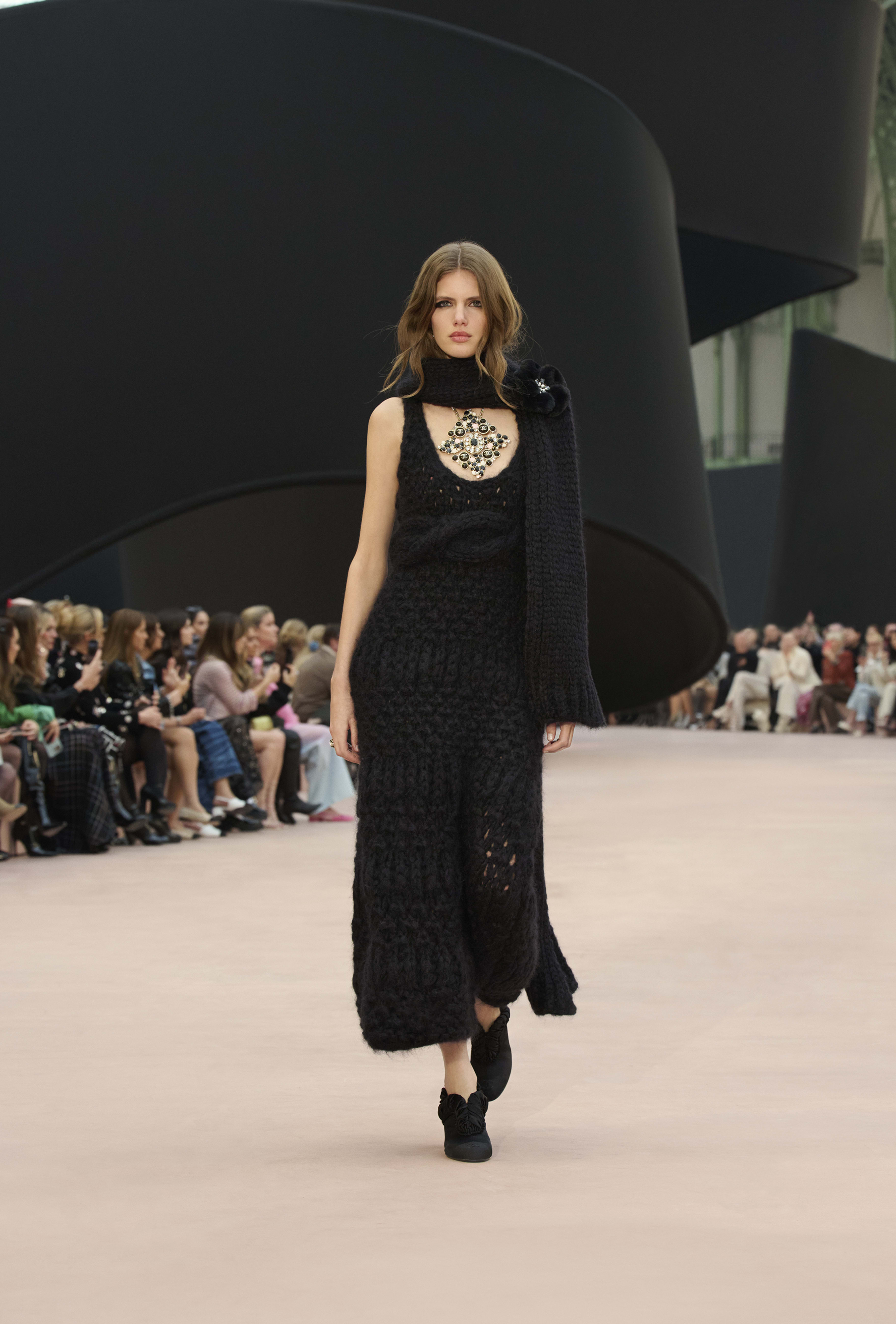 Camellia - Mixed fibers, strass & glass pearls, black — Fashion