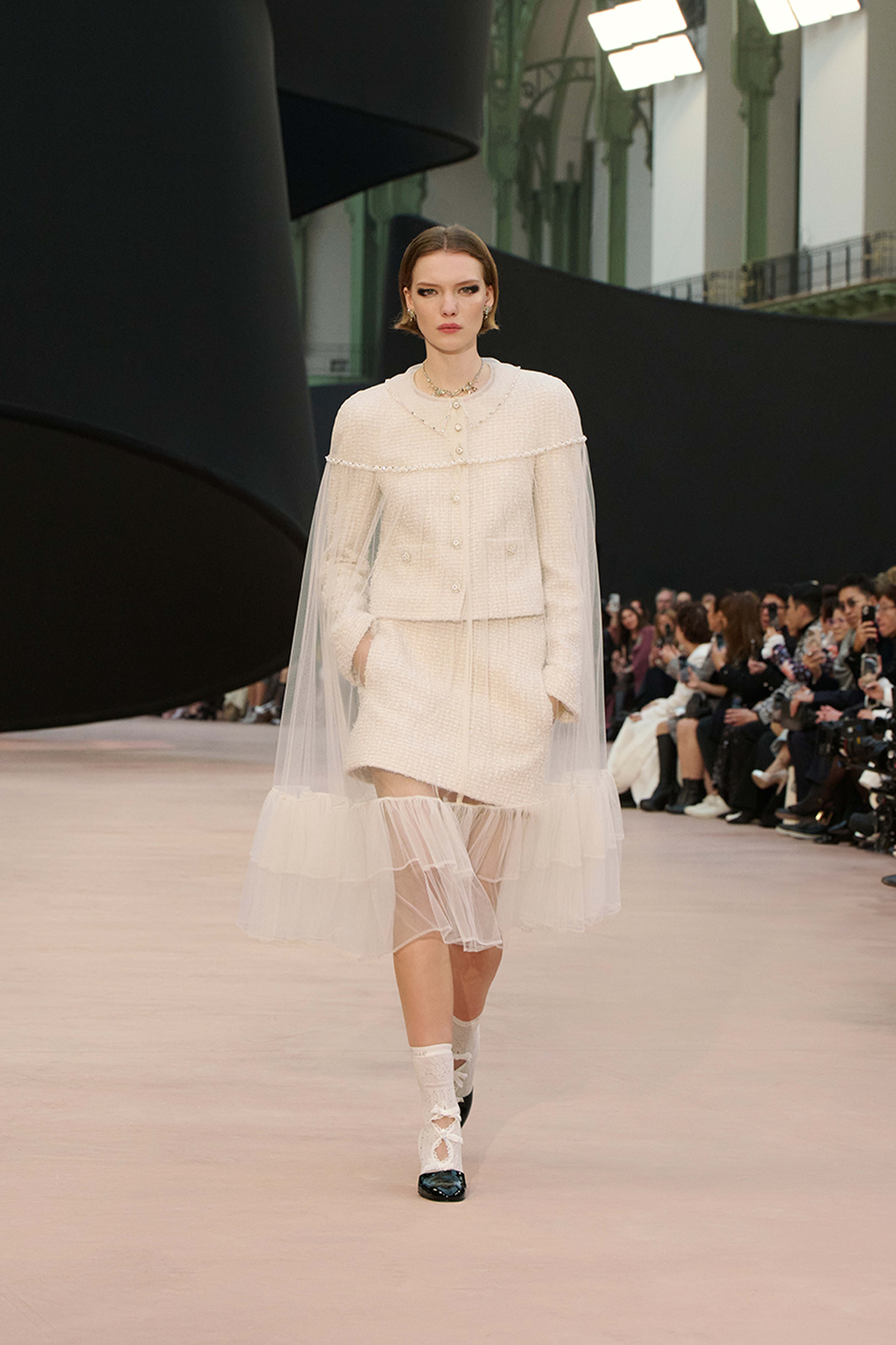 ジャケット - ツイード、ベージュ & ホワイト — ファッション | CHANEL