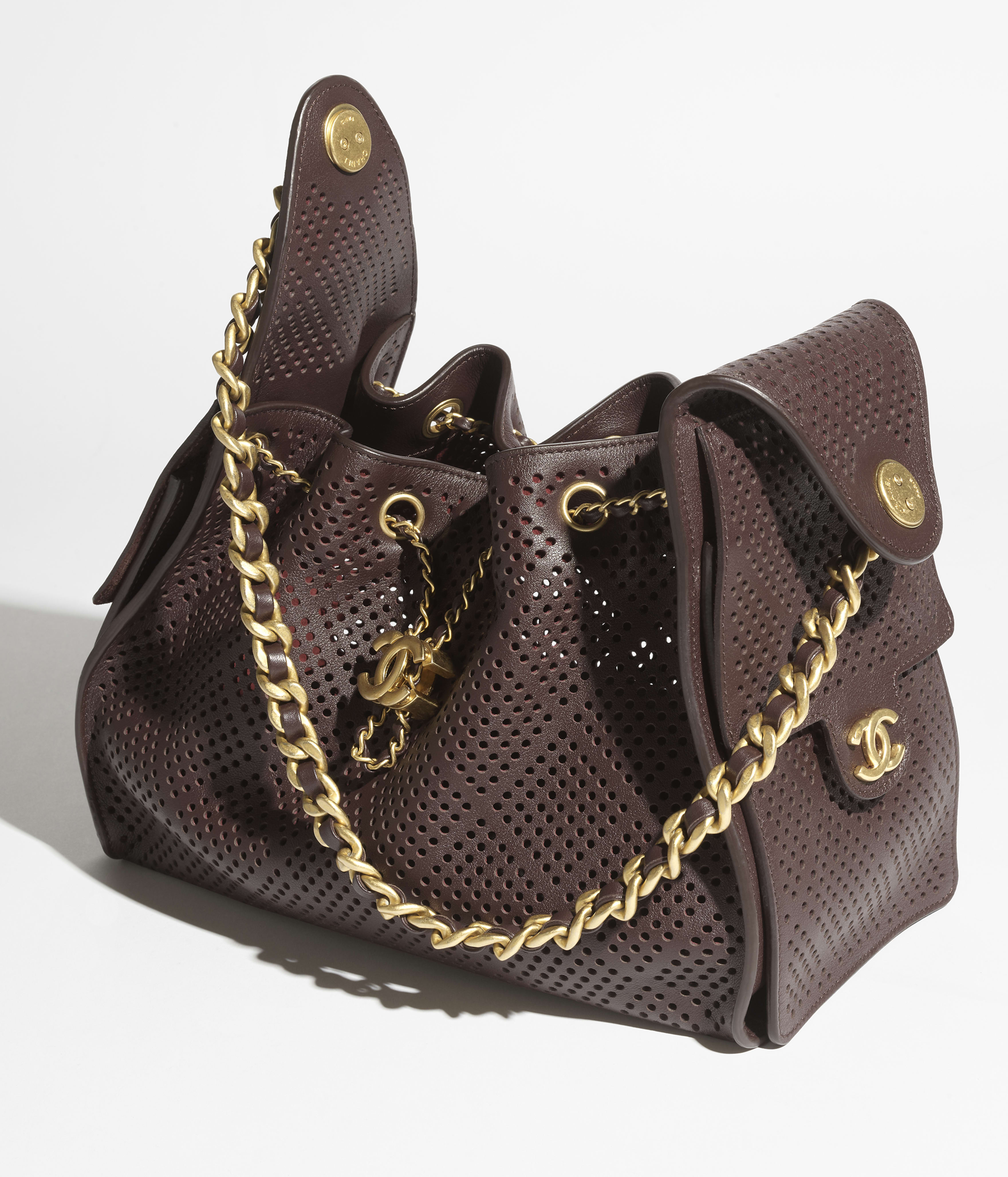 Chanel 25 スモール ハンドバッグ、パンチング カーフスキン、ブラウン