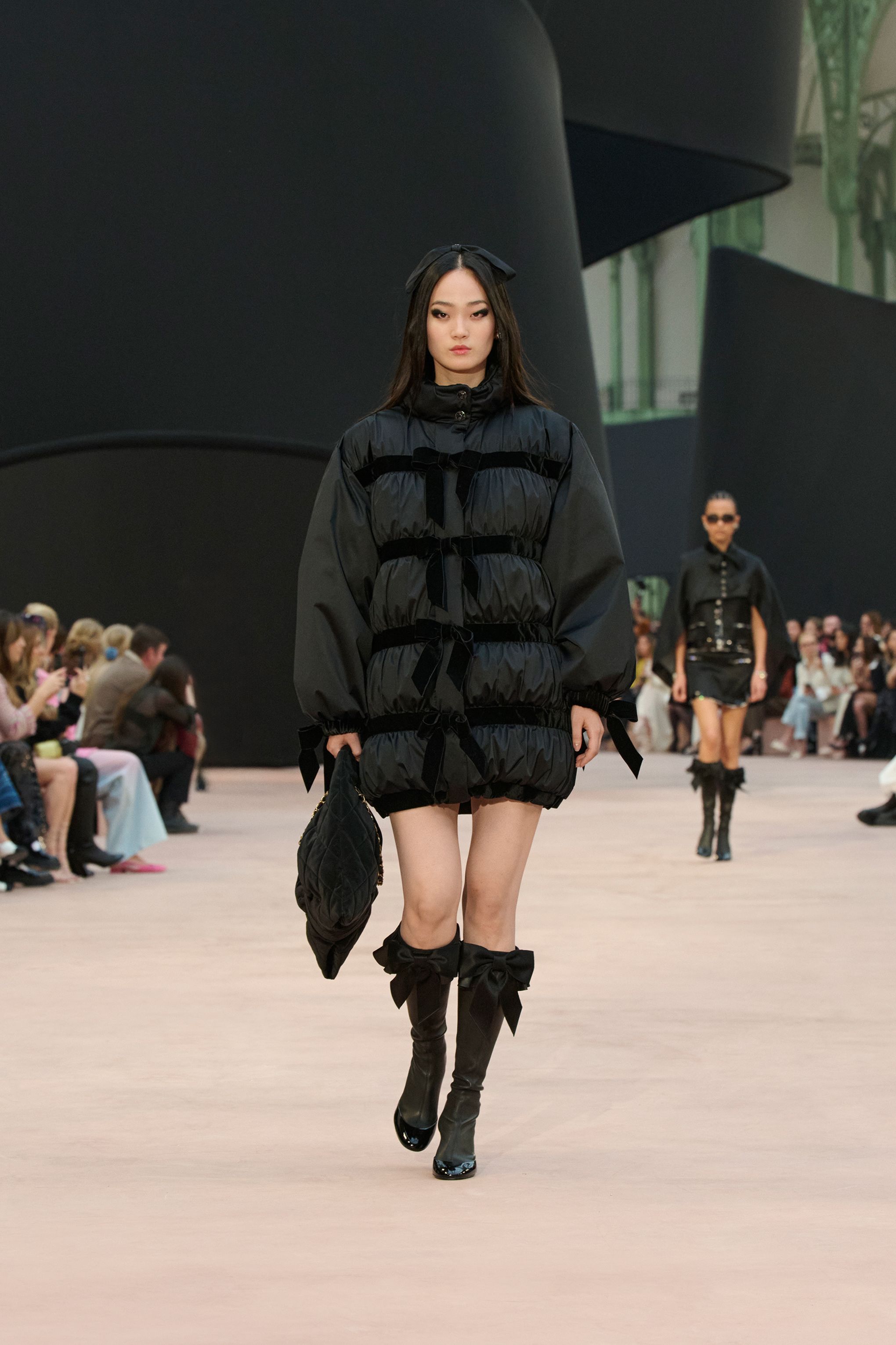 13429 CHANEL パテントレザーパイピングノーカラージャケット