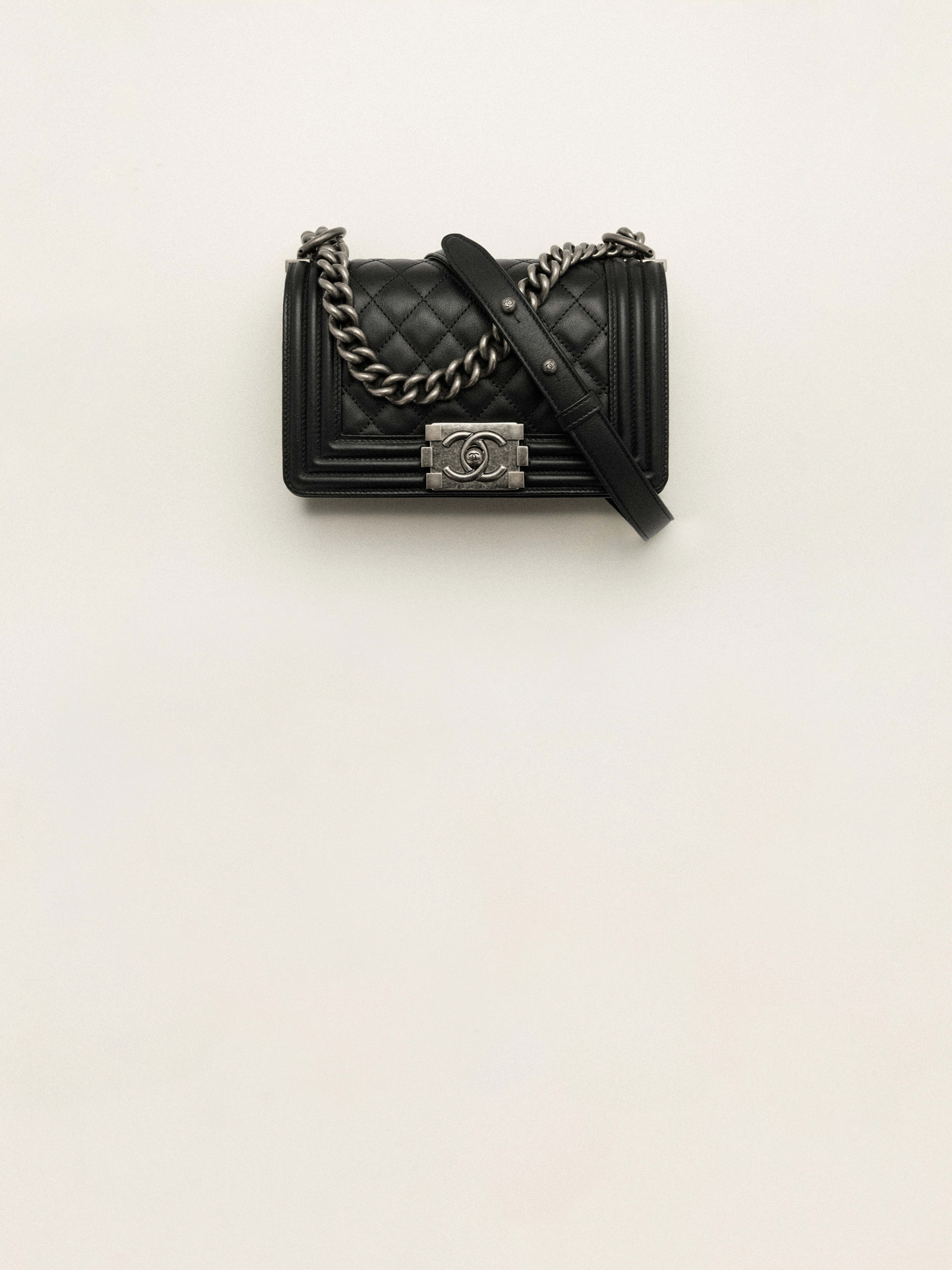 Boy chanel スモール ハンドバッグ、カーフスキン、ブラック