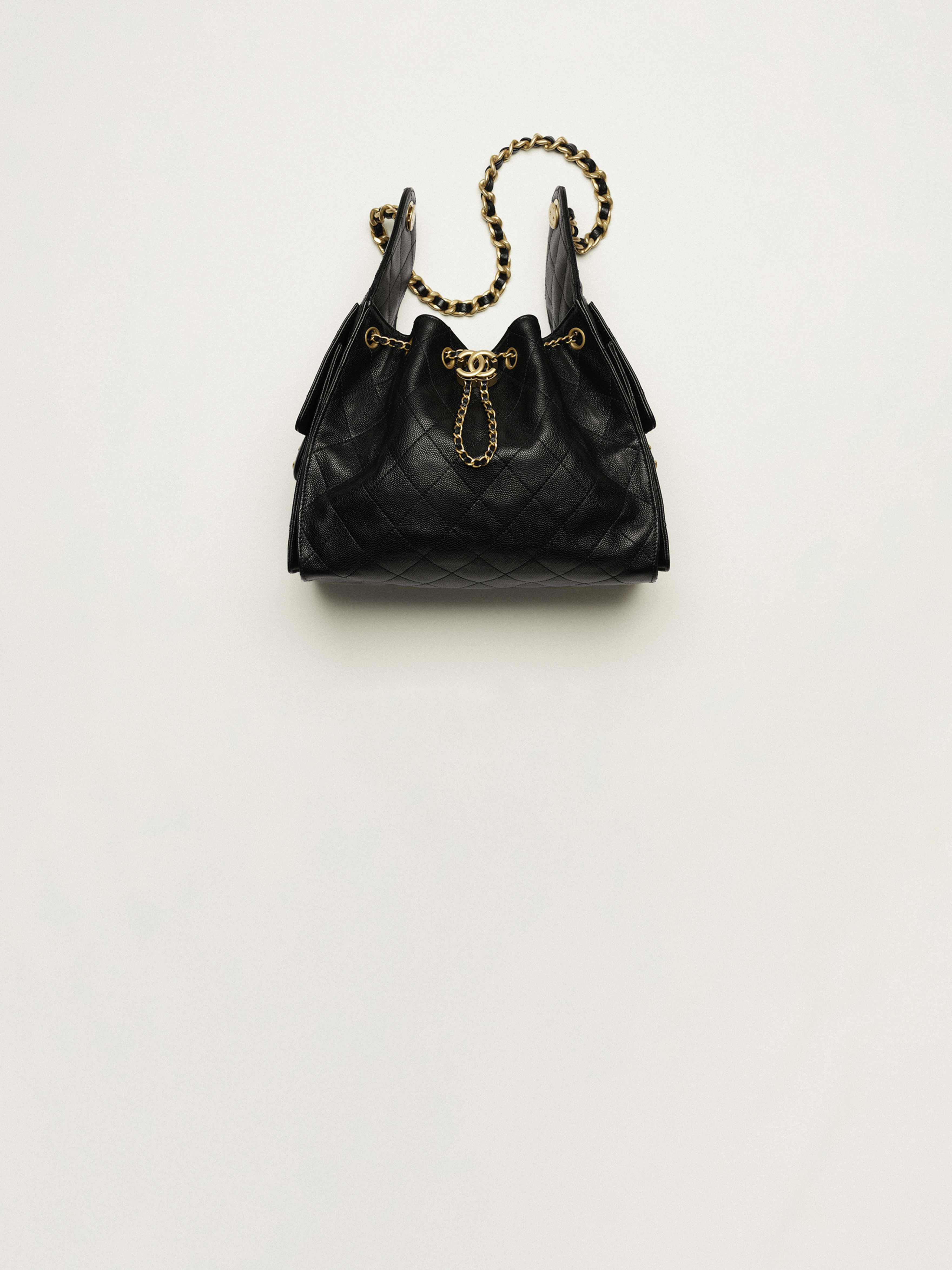 Chanel 25 スモール ハンドバッグ、グレインド カーフスキン、ブラック