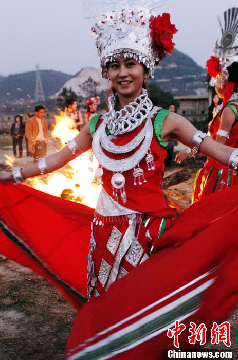 首届中国少数民族模特大赛精彩纷呈-中新网