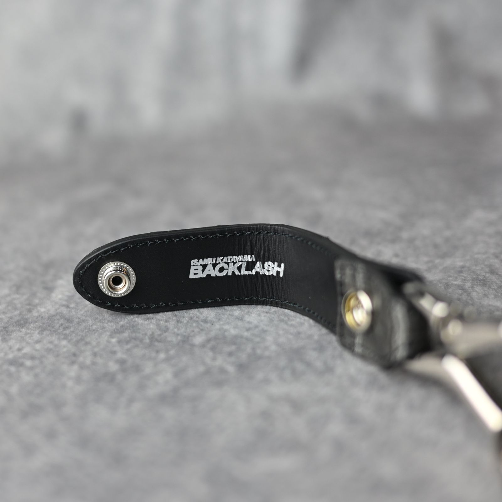 ISAMU KATAYAMA BACKLASH - クロコ墨染め キーホルダー (GRAY) / 387