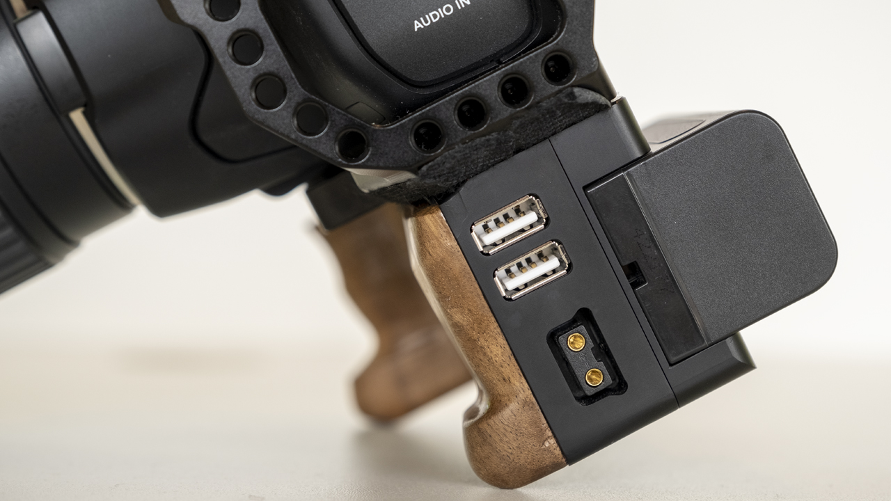 CINE-XがBMPCC4K/ 6K用バッテリーグリップを発表 | CineD