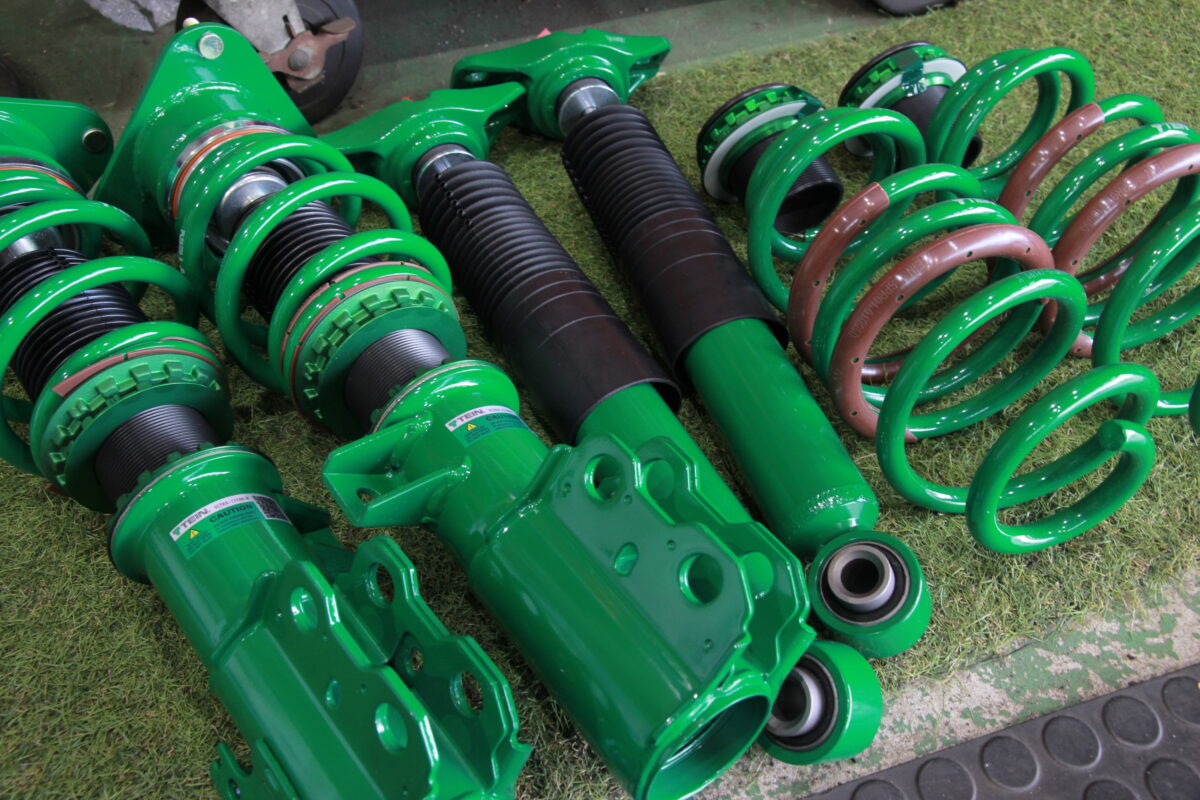 緑のサスペンション！！TEIN FLEX Zをカローラツーリングに装着しま