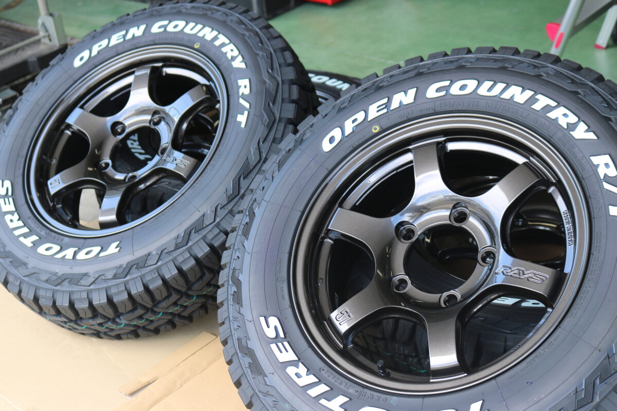 JB64ジムニーにRAYS グラムライツ57DR-XとTOYOオープンカントリーRTを
