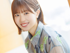 日向坂46・松田好花、シーツにくるまる“振り向き美人”ショット！ 写真