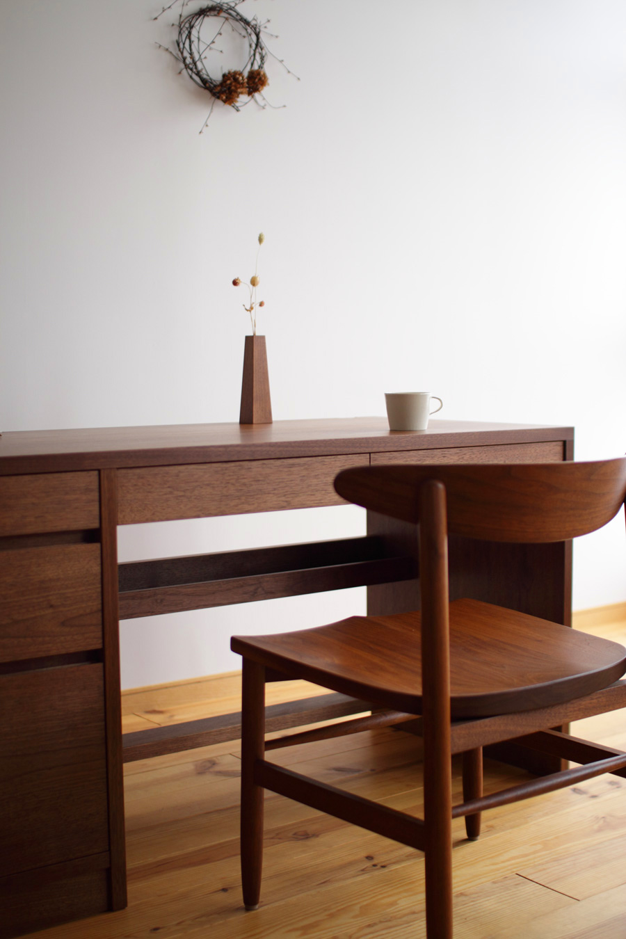 ウォールナット無垢材のオーダー片袖机 D-93(書斎机 幅150cm)・家具