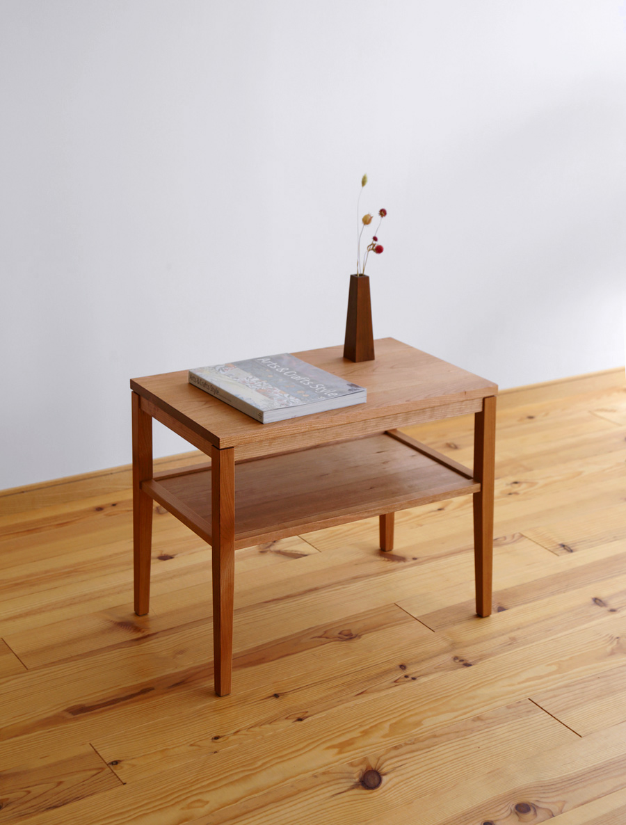 チェリー無垢材のオーダーサイドテーブル・T-143 家具工房クラポ