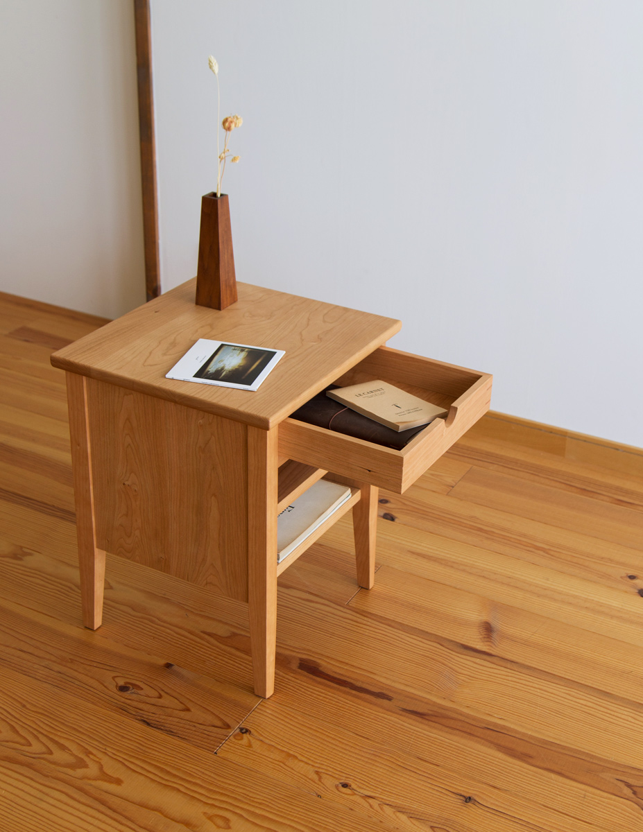 チェリー無垢材のオーダーベッドサイドテーブル・T-162 家具工房クラポ