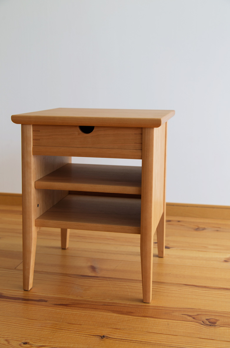 チェリー無垢材のオーダーベッドサイドテーブル・T-162 家具工房クラポ