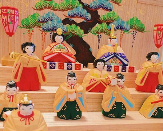 奈良一刀彫｜naradollHIGASHIDA 段雛 中: 木のおもちゃ｜クレヨンハウス