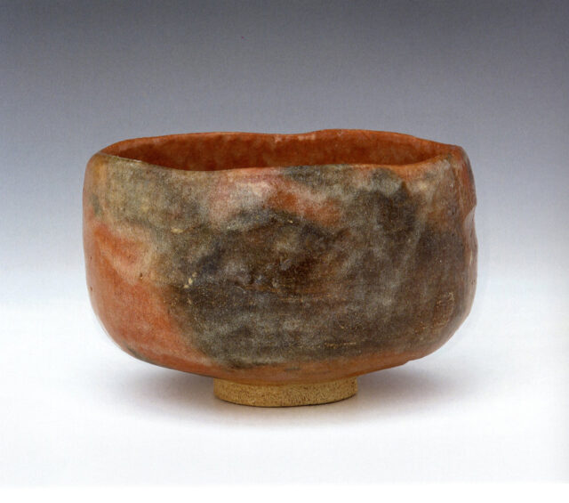 河井寛次郎「白地草花図扁壷」の買取・査定は美術のプロにお任せ下さい