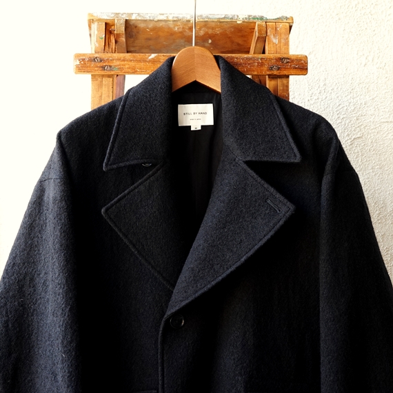STILL BY HAND 丸みのあるウール素材のラペルドコート（CO05203