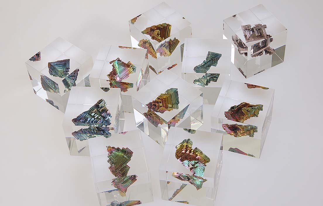 ビスマスキューブ」子どもたちの目を奪う神秘的な科学の結晶 | アクリ