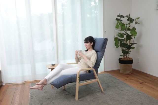 脚までくつろぐ高座椅子 ブルーグレー | 【公式】イオン九州オンライン