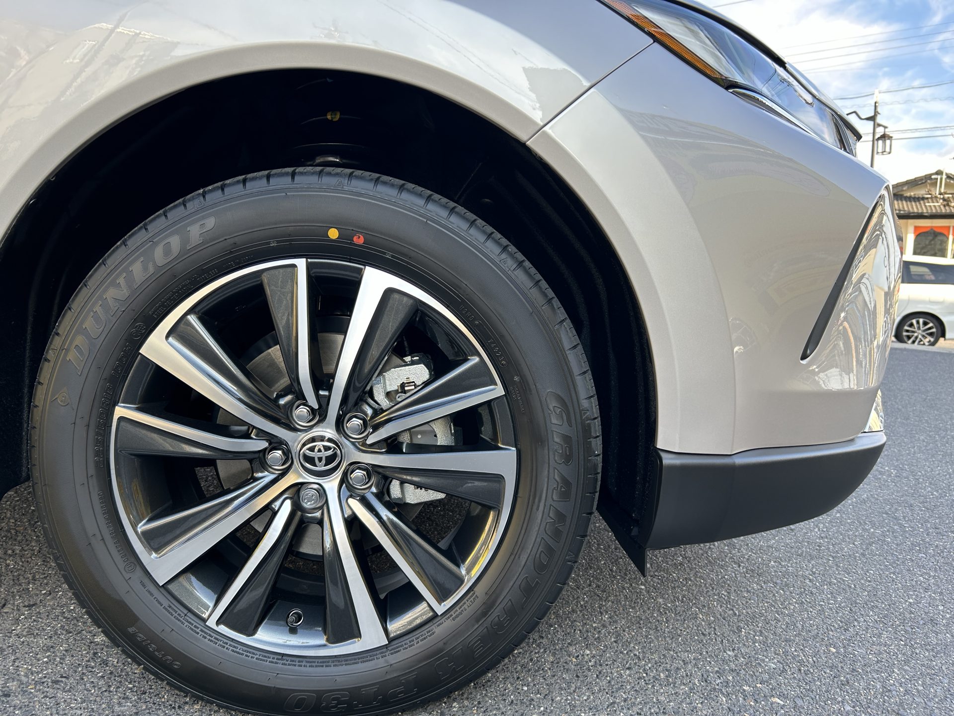 スタッドレスタイヤ装着×TOYOTA RAV4＆ハリアー | 秋山タイヤホームページ