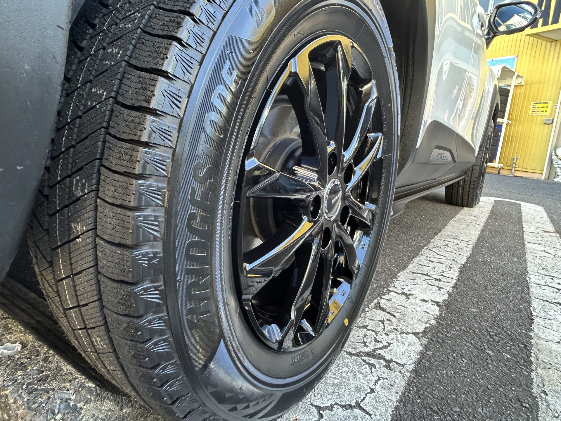 ヤリスクロスにブリヂストン史上最高性能スタッドレスを装着