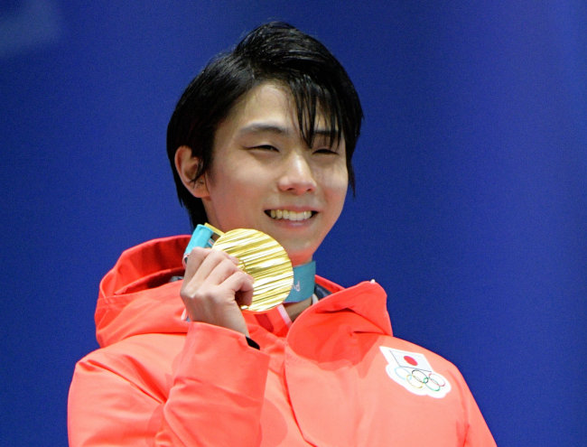 フィギュア男子で2連覇し、表彰式で金メダルを手にする羽生結弦＝北村