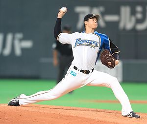 リーグ優勝の祝勝会でビールをかけられる日本ハムの大谷翔平＝2016年