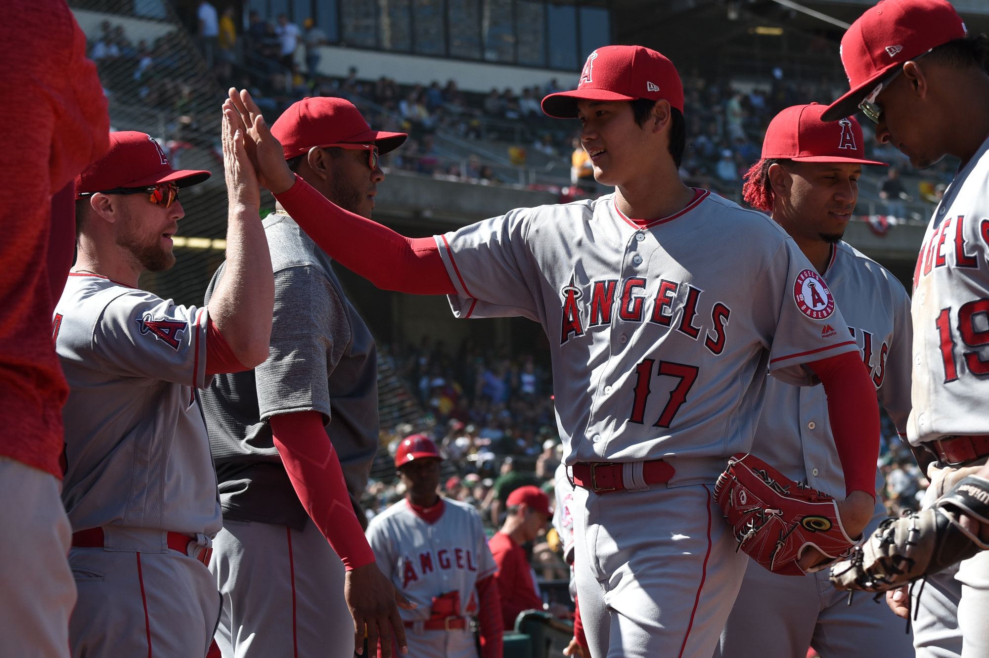 初登板で初勝利した大谷翔平（右から3人目）。六回の投球を終え