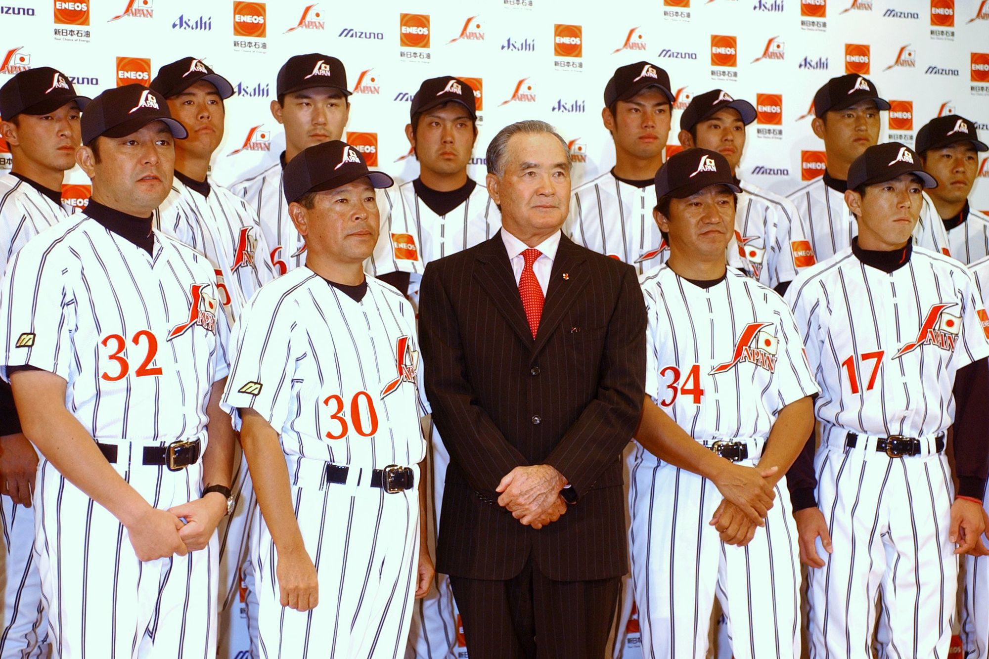 2003年、アテネ五輪の出場権を得たアジア野球選手権で指揮する長嶋茂雄